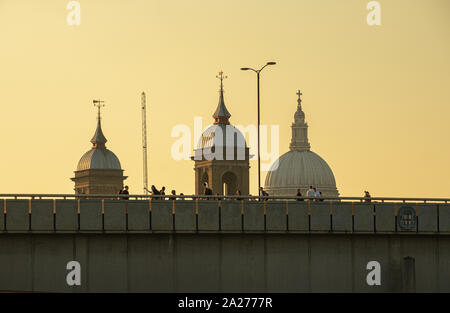 Long Shot der Fußgänger London Bridge bei Sonnenuntergang. Die Umrisse der St. Pauls und Türme der Cannon Street Station sind im Hintergrund Stockfoto