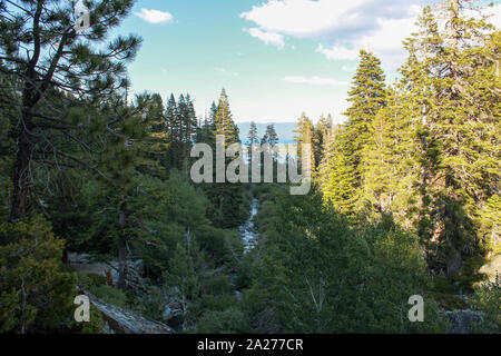 Wunderschöne Landschaft Blick auf die Eagle Creek mit Lake Tahoe im Hintergrund, Tahoe, Kalifornien Stockfoto