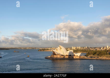 Blick auf den legendären Sydney Opera House, der Harbour Bridge. Es ist eine der Berühmtesten und markante Gebäude des 20. Jahrhunderts. Stockfoto