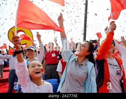 Peking, China. 1. Okt, 2019. Tauben fliegen über den Himmel während der Feierlichkeiten zum 70. Jahrestag der Gründung der Volksrepublik China (nachstehend "VR China" genannt) in Peking, der Hauptstadt von China, Oktober 1, 2019. Credit: Zhang Leonora Vllasaliu/Xinhua/Alamy leben Nachrichten Stockfoto