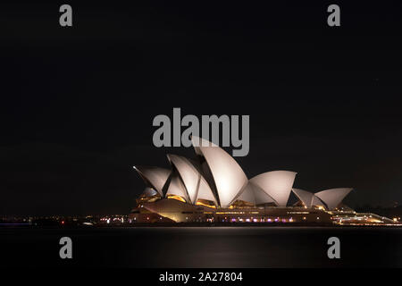 Nahaufnahme der legendären Sydney Opera House in der Nacht. Stockfoto