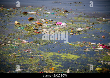 Klima Verschmutzung durch Plastikflaschen im Fluss Stockfoto