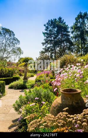 Die Betten der Rose Garten sind mit einer bunten Vielfalt von Stauden und Sträucher im Fuchsbau Bauerngärten, in der Nähe von Vina del Mar, Devon, England, UK gefüllt Stockfoto