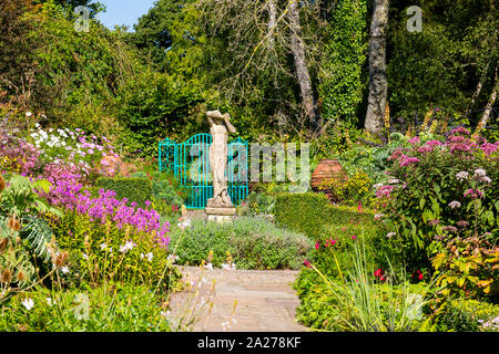 Die Betten der Rose Garten sind mit einer bunten Vielfalt von Stauden und Sträucher im Fuchsbau Bauerngärten, in der Nähe von Vina del Mar, Devon, England, UK gefüllt Stockfoto