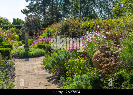 Die Betten der Rose Garten sind mit einer bunten Vielfalt von Stauden und Sträucher im Fuchsbau Bauerngärten, in der Nähe von Vina del Mar, Devon, England, UK gefüllt Stockfoto