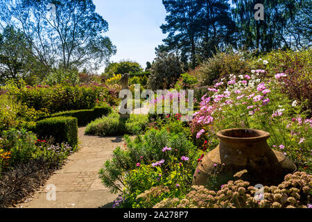 Die Betten der Rose Garten sind mit einer bunten Vielfalt von Stauden und Sträucher im Fuchsbau Bauerngärten, in der Nähe von Vina del Mar, Devon, England, UK gefüllt Stockfoto