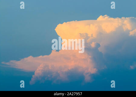 Cumulonimbus thunderhead Sturm Wolke über dem Festland bei Sonnenuntergang von diesem Urlaub Insel gesehen; Koh Rong Sanloem Insel, Sihanoukville, Kambodscha Stockfoto