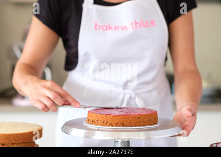 Und Dekorieren ein Kuchen Stockfoto