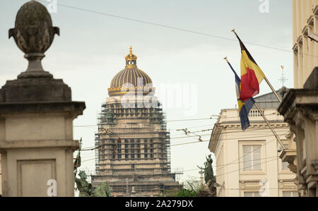 Die belgische Flagge. Palast der Justiz von Brüssel, im Rahmen der Renovierung auf dem Hintergrund Stockfoto