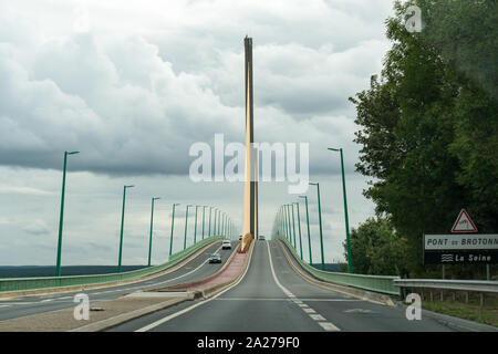 Caudebec-en-Caux, Seine-Maritime/Frankreich - 13. August 2019: Pkw und Lkw Überqueren der Brotonne Brücke über den Fluss Seine in der Normandie Stockfoto