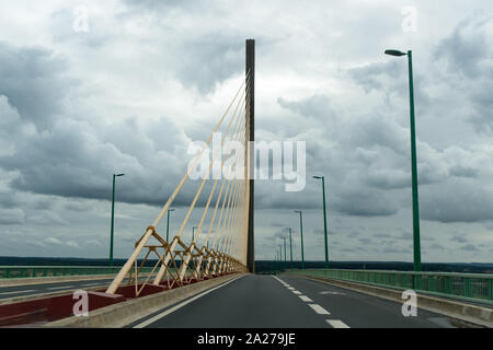 Caudebec-en-Caux, Seine-Maritime/Frankreich - 13. August 2019: Moderne Fahrwerkstechnik Schrägseilbrücke "Pont de Brotonne' über dem Fluss Seine in der Normandie Stockfoto