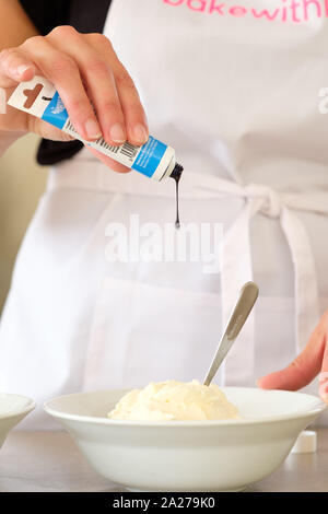 Und Dekorieren ein Kuchen Stockfoto