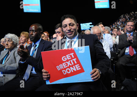 Manchester, England. 30 September, 2019 eine Partei hält ein Plakat ÔGet Brexit DoneÕ während einer Rede in der Aula, am zweiten Tag der Stockfoto
