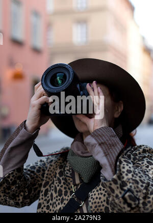 Frau in Hüte fotografieren Denkmäler, Frau touristische Fotograf Stockfoto