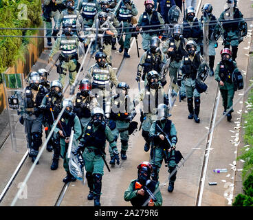 Hong Kong. 1. Oktober 2019. Nach einem friedlichen Marsch durch Hong Kong Island von schätzungsweise 100.000 pro Demokratie Unterstützer, gewalttätige Flammte auf Tamar, Admiralty und bewegte sich durch Wanchai Bezirk. Die Polizei setzte Tränengas und Knüppel Umläufe und Wasserwerfer. Harter Kern Gruppe Feuer, warf Steine und Molotow-Cocktails auf Polizisten. Die Gewalt in den Abend. Die Bereitschaftspolizei kostenlos gegen Demonstranten in der Admiralität. Iain Masterton/Alamy Leben Nachrichten. Stockfoto