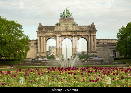 Hübsche Blumen blühen im Jubilee Park in Brüssel. Triumphbogen auf dem Hintergrund Stockfoto