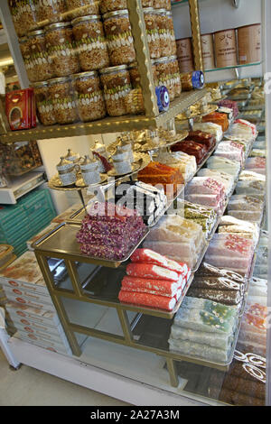 Traditionelle türkische Spezialitäten im Shop, Istanbul, Türkei. Stockfoto