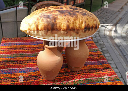 Traditionelle türkische Brotlaib auf Tisch in einem Café Restaurant, Istanbul, Türkei. Stockfoto