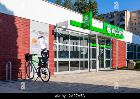 Otp Bank vor dem Eingang in Sopron, Ungarn Stockfoto