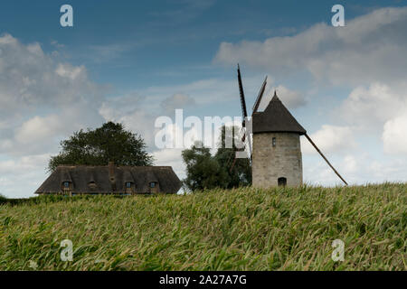 Castellane, Eure/Frankreich - 15. August 2019: Blick auf die historische Windmühle Moulin de Pierre und Miller's House in Castellane in der Normandie Stockfoto