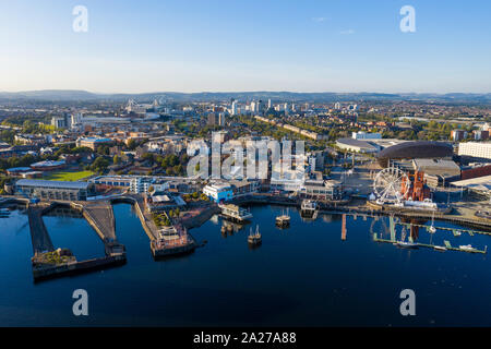 Luftbild der Bucht von Cardiff, der Hauptstadt von Wales, Großbritannien 2019 an einem klaren Himmel Sommer Tag Stockfoto