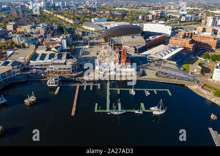 Luftbild der Bucht von Cardiff, der Hauptstadt von Wales, Großbritannien 2019 an einem klaren Himmel Sommer Tag Stockfoto