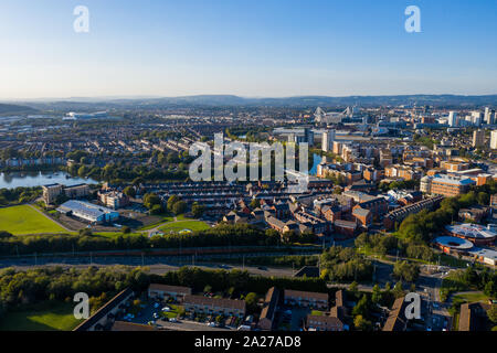 Luftbild der Bucht von Cardiff, der Hauptstadt von Wales, Großbritannien 2019 an einem klaren Himmel Sommer Tag Stockfoto