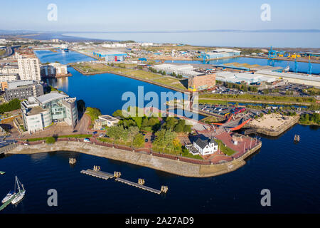 Luftbild der Bucht von Cardiff, der Hauptstadt von Wales, Großbritannien 2019 an einem klaren Himmel Sommer Tag Stockfoto