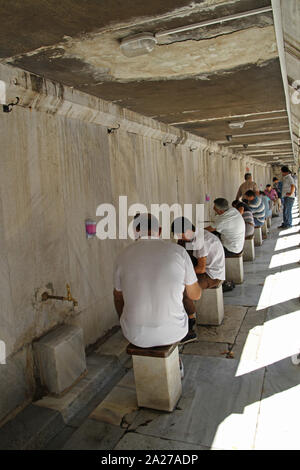 Anbeter die Füße gewaschen am Sultanahmed Moschee in Istanbul, Türkei. Stockfoto