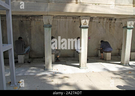 Anbeter die Füße gewaschen am Sultanahmed Moschee in Istanbul, Türkei. Stockfoto