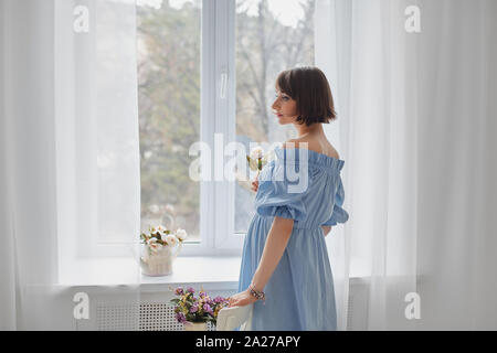 Nachdenklich schwangere Frau träumen über Kind. Junge glücklich werdende Denken über Ihr Baby und Ihr zukünftiges Leben genießen. Mutterschaft, Schwangerschaft, happin Stockfoto