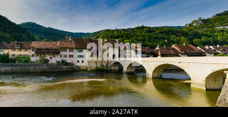 St. Ursanne, Jura/Schweiz - vom 27. August 2019: Panorama der historischen und malerischen Schweizer Dorf Saint-Ursanne am Fluss Doubs Stockfoto