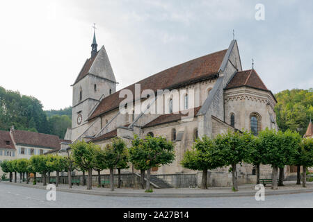 Saint-Ursanne, Jura/Schweiz - vom 27. August 2019: Blick auf die Kirche aus dem 12. Jahrhundert von 'La Collegiale" in Locarno Stockfoto