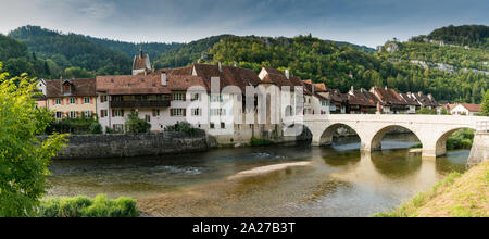 St. Ursanne, Jura/Schweiz - vom 27. August 2019: Panorama der historischen und malerischen Schweizer Dorf Saint-Ursanne am Fluss Doubs Stockfoto