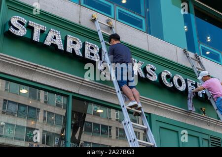 Südkorea: Arbeiter sauber Starbucks Zeichen an einem Standort im Zentrum von Seoul. Foto vom 10. September 2018. | Verwendung weltweit Stockfoto