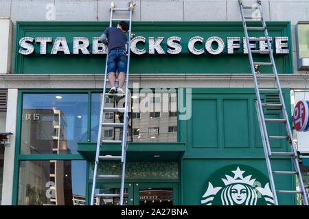 Südkorea: Arbeiter reinigt Starbucks Zeichen an einem Standort im Zentrum von Seoul. Foto vom 10. September 2018. | Verwendung weltweit Stockfoto