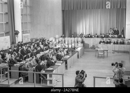 Übersicht mit Staatsanwaltschaft und Richter (Hintergrund), auf der linken die Zeilen mit den Angeklagten und ihre Verteidiger. Am 3. April 1964, den Frankfurter Auschwitz-Prozess met zum ersten Mal in der neu gebauten Gallus Bürghaus. | Verwendung weltweit Stockfoto