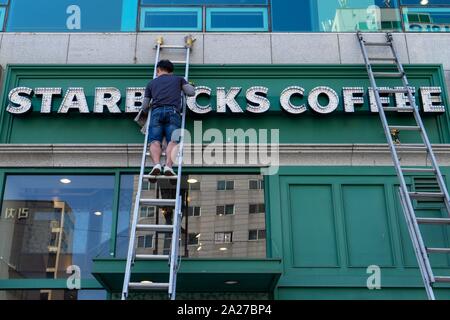 Südkorea: Arbeiter reinigt Starbucks Zeichen an einem Standort im Zentrum von Seoul. Foto vom 10. September 2018. | Verwendung weltweit Stockfoto