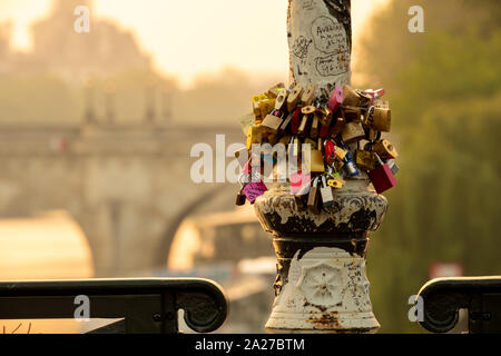 Zeitraffer von Sonnenaufgang hinter Liebe Locks auf die Pont des Arte Paris mit defokussiertem Hintergrund Stockfoto