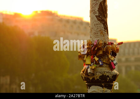 Zeitraffer von Sonnenaufgang hinter Liebe Locks auf die Pont des Arte Paris mit defokussiertem Hintergrund Stockfoto