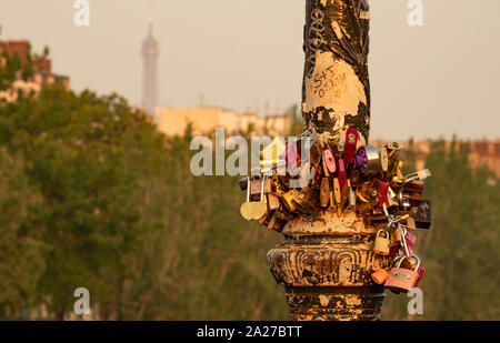 Zeitraffer von Sonnenaufgang hinter Liebe Locks auf die Pont des Arte Paris mit defokussiertem Hintergrund Stockfoto