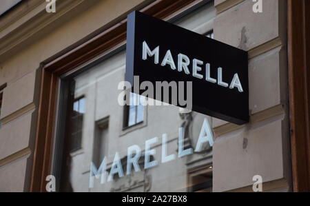 Logo von 'Marella' auf ein Schaufenster im Zentrum von Prag. Marella ist Teil der internationalen Modehaus Max Mara mit 2.300 Geschäften weltweit. Stockfoto