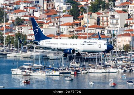 Skiathos, Griechenland - 29. Juli 2019: Blue Panorama Boeing 737-800 Flugzeug am Flughafen Skiathos (Jsi) in Griechenland. | Verwendung weltweit Stockfoto