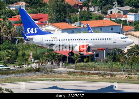 Skiathos, Griechenland - 27. Juli 2019: SAS - Scandinavian Airlines Boeing737-700 am Flughafen Skiathos (Jsi) in Griechenland. | Verwendung weltweit Stockfoto