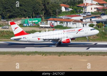 Skiathos, Griechenland - 27. Juli 2019: Austrian Airlines Airbus A320 Flugzeug am Flughafen Skiathos (Jsi) in Griechenland. | Verwendung weltweit Stockfoto