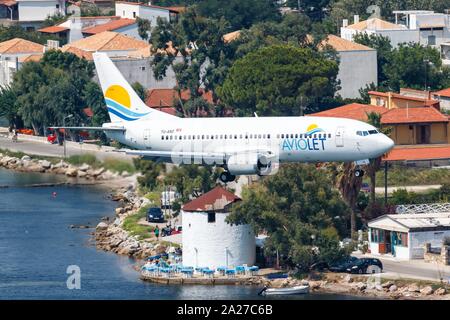 Skiathos, Griechenland - 31. Juli 2019: Aviolet Boeing 737-300 Flugzeug am Flughafen Skiathos (Jsi) in Griechenland. | Verwendung weltweit Stockfoto