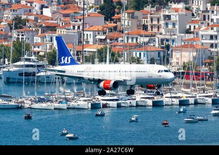 Skiathos, Griechenland - 27. Juli 2019: SAS Scandinavian Airlines Airbus A320 am Flughafen Skiathos (Jsi) in Griechenland. | Verwendung weltweit Stockfoto