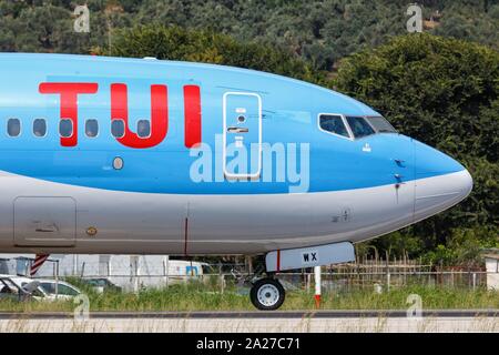 Skiathos, Griechenland - August 2, 2019: TUI Boeing 737-800 Flugzeug am Flughafen Skiathos (Jsi) in Griechenland. | Verwendung weltweit Stockfoto