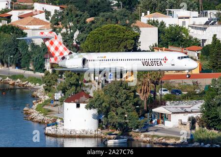 Skiathos, Griechenland - 29. Juli 2019: Volotea Boeing 717 Flugzeug am Flughafen Skiathos (Jsi) in Griechenland. | Verwendung weltweit Stockfoto