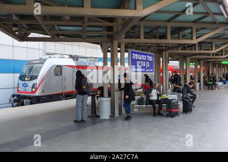 Tel Aviv, Israel - 17. Februar 2019: Bahnhof am Flughafen Tel Aviv Ben Gurion (TLV) in Israel. | Verwendung weltweit Stockfoto